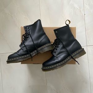 Dr. Martens Classic 1460 W Smooth Lace Up Black Boots w Original Box